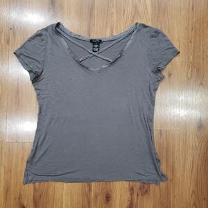 Rue21 Gray V-Neck Short Sleeve shirt!